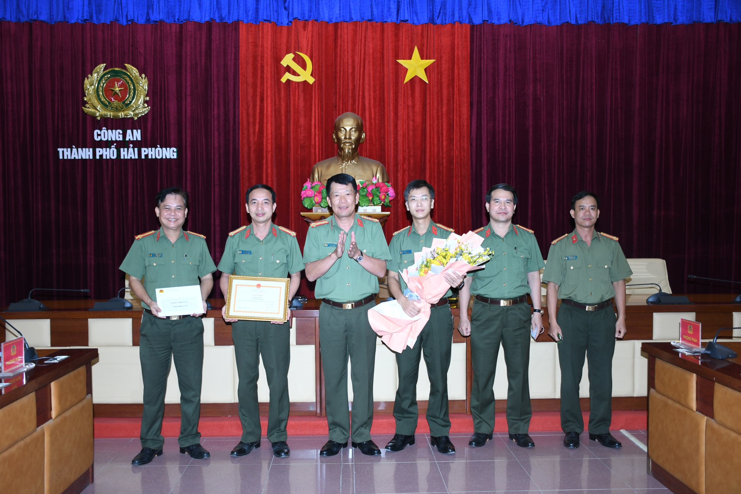 Khen thưởng đột xuất các phòng Tham mưu, Cảnh sát Cơ động, Cảnh sát đường thuỷ lập công xuất sắc